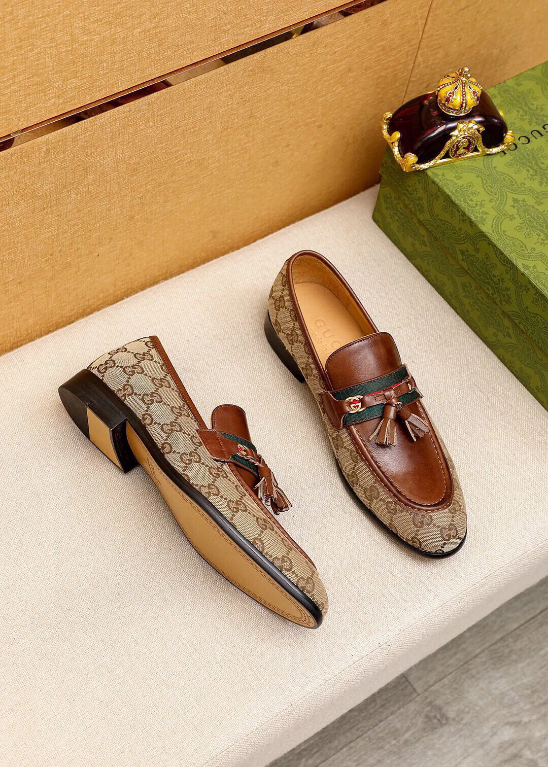 Men's shoes 💰520 💐 Product trademark: GUCCI "Gucci" casual leather shoes Regular size: 39-44 (38.45🉑️customized) Product materials: Selected imported first-layer calfskin upper + luxury hardware buckle, imported water-dyed cowhide leather lining. Strong three-dimensional visual effect, original combination outsole Color: 2⃣️colors available